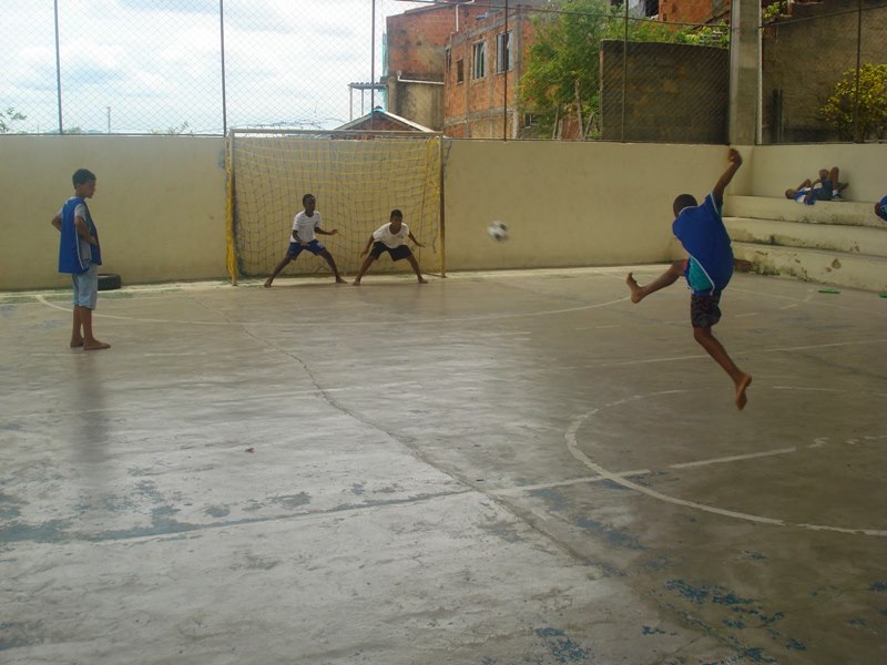 Como se brinca de futebol de rua?