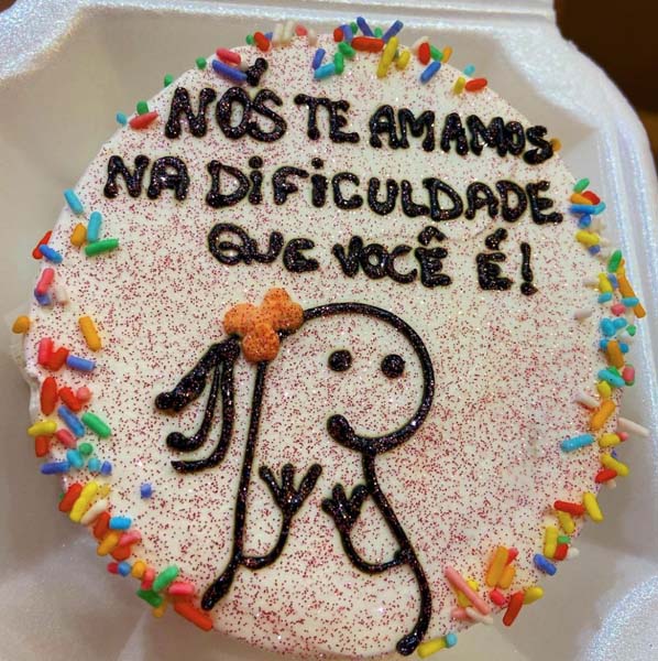 Confeiteira goiana viraliza na internet com bolos repletos de memes e  mensagens divertidas - Portal 6